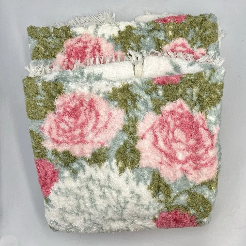 2 Vintage Fieldcrest Royal Velvet bath towels & Wash Cloths Roses 70s‎